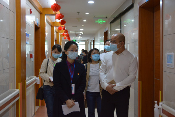 广济医院集团董事长余小宝一行12人在院党委书记秦初明、院长卢浩华的陪同下深入我院门诊、B超室、产科、儿科等科室进行现场参观。.JPG