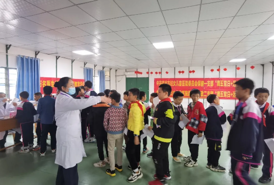 桂林市妇女儿童医院开展学生体检暨“万名医生进校园”健康教育公益活动