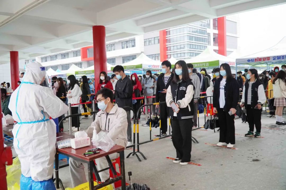 “医”往无前 同心抗疫│我院顺利完成桂林市航天工业学院核酸检测工作