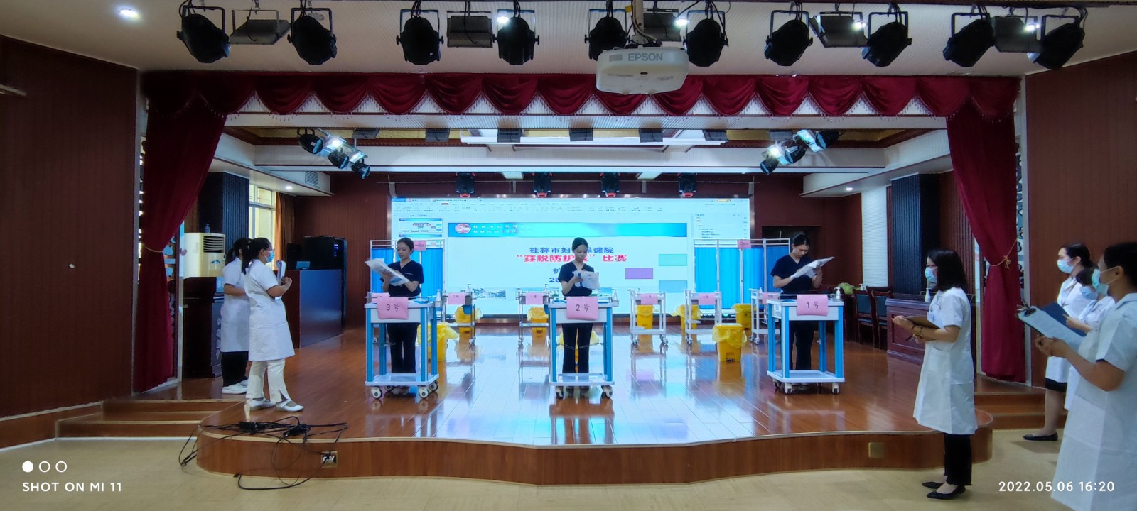 我院举办“5.12国际护士节”穿脱防护服技能竞赛