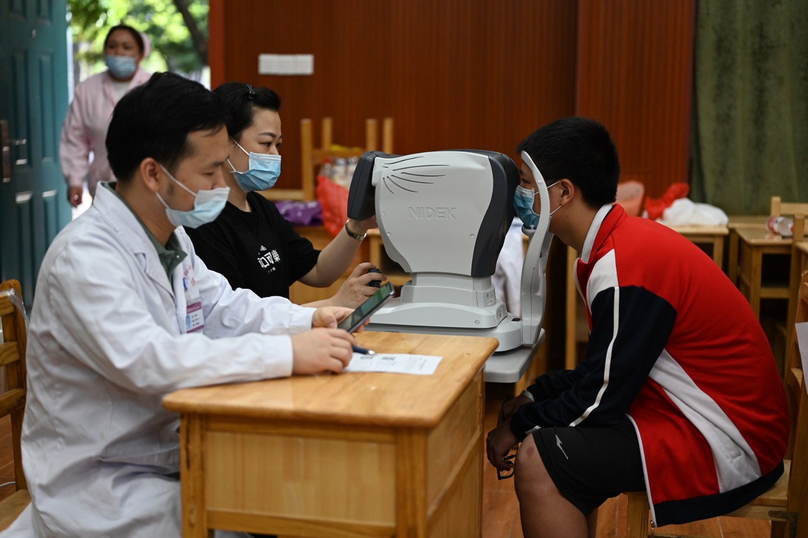 20220413桂林中小学生视力和屈光度检查.jpg