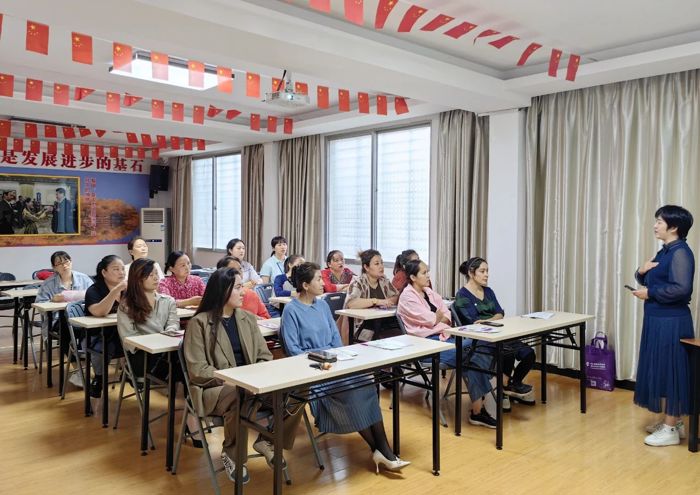 我院联合桂林市少数民族服务中心开展“关爱妇幼，健康同行”卫生知识讲座活动
