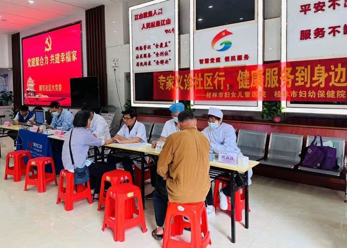 我院赴解东社区开展“专家义诊社区行，健康服务到身边”健康义诊活动
