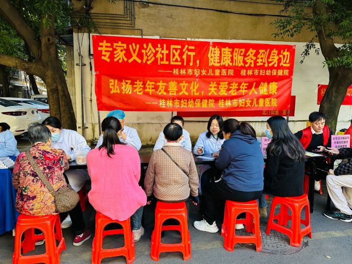 弘扬老年友善文化，关爱老年人健康 | 我院走进春江社区开展健康义诊活动
