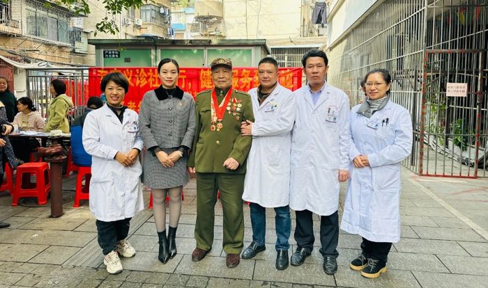 我院赴叠彩社区开展“专家义诊社区行，健康服务到身边”暨“弘扬老年友善文化，关爱老年人健康”义诊活动