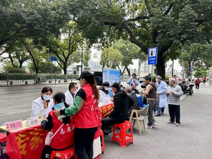 我院赴解东社区开展“专家义诊社区行，健康服务到身边”暨“弘扬老年友善文化，关爱老年人健康”义诊活动