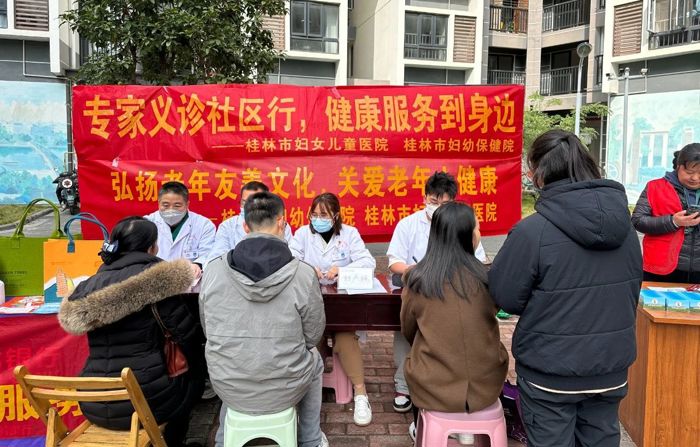 我院赴春江社区开展“专家义诊社区行，健康服务到身边”暨“弘扬老年友善文化，关爱老年人健康”义诊活动