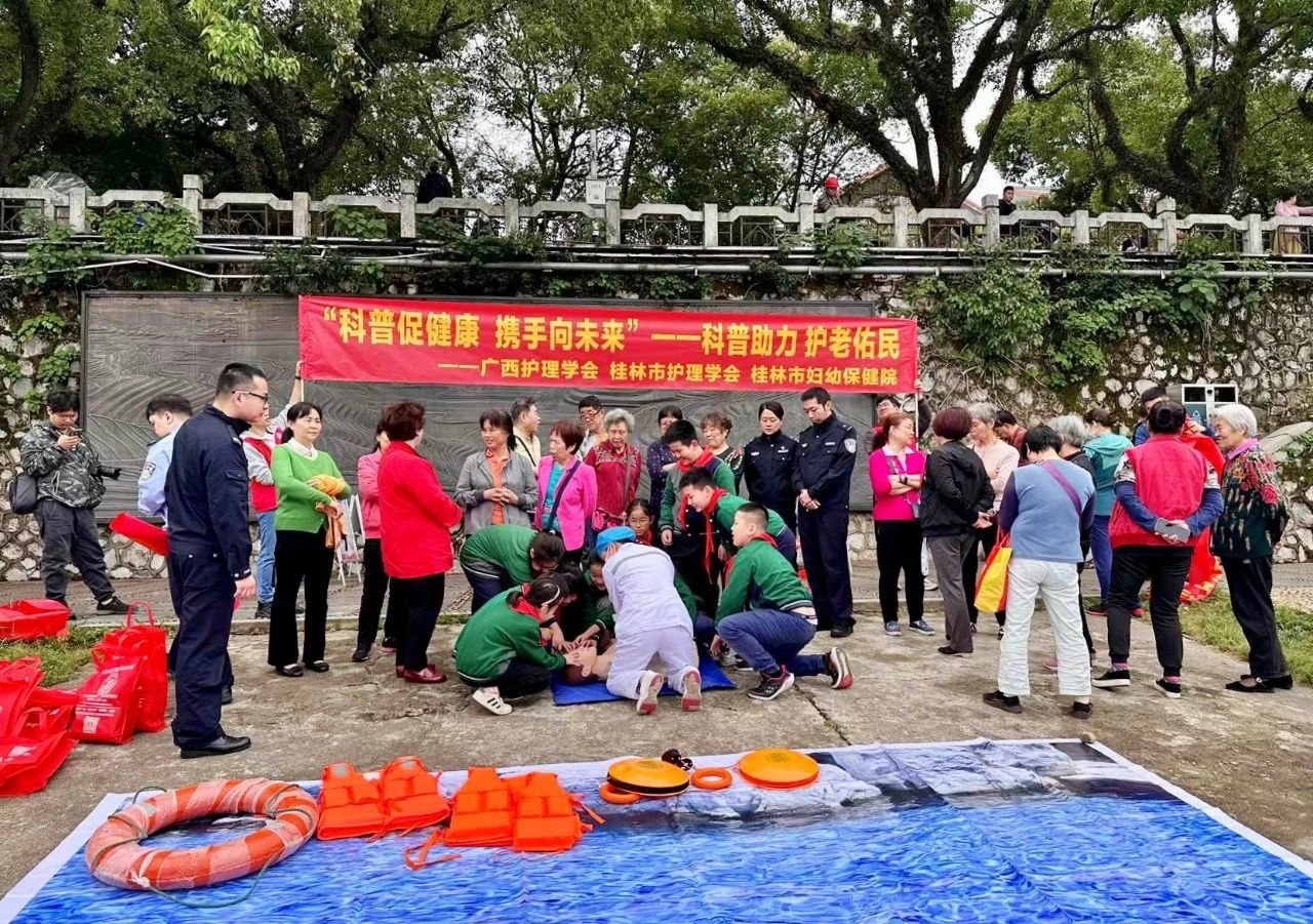 我院专家走进两家社区开展健康宣教活动