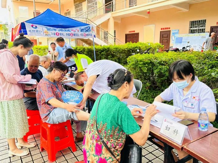 进社区送健康（27） |我院携手秀峰区党群系统联合党支部赴长海社区开展“党建引领护健康 乐享畅意好生活”主题党日活动
