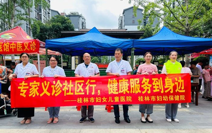 我院开展“专家义诊社区行，健康服务到身边”健康义诊活动