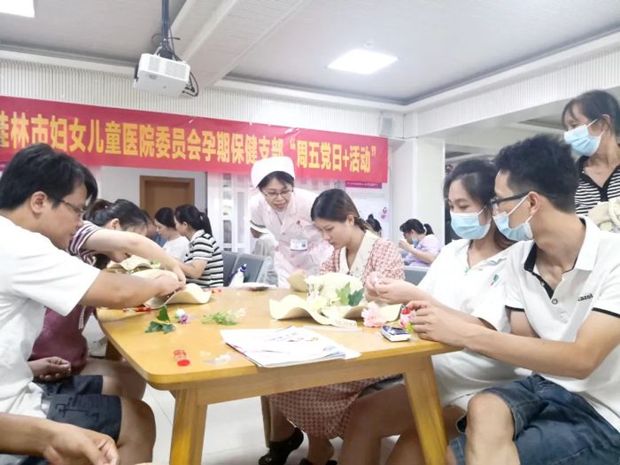 我院携手孕妈们“帽”美如花忙比巧