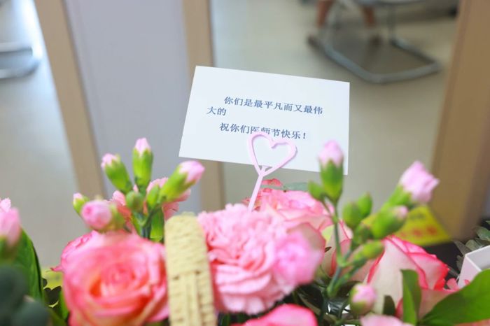 蛋糕很甜，鲜花很美，妇幼这个医师节很暖很温馨