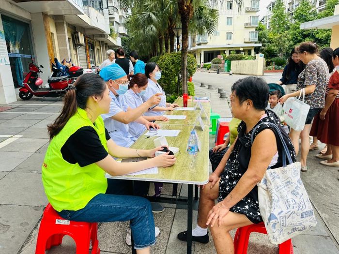 我院走进九华社区开展“专家义诊社区行，健康服务到身边”健康义诊活动