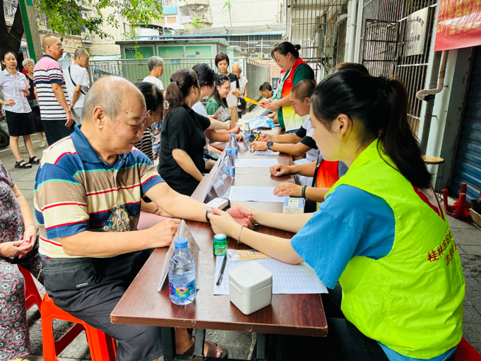 进社区送健康（33）| 我院赴叠彩社区开展“专家义诊社区行，健康服务到身边”健康义诊活动