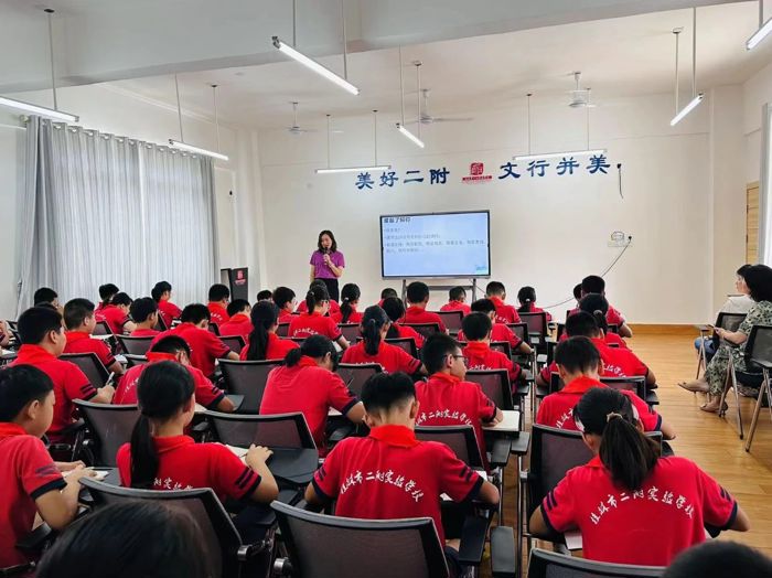 我院走进二附实验学校开展关爱未成年人心理健康讲座