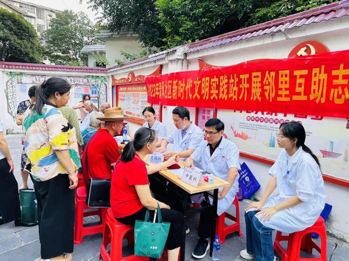 我院赴清风社区开展“专家义诊社区行，健康服务到身边”健康义诊活动