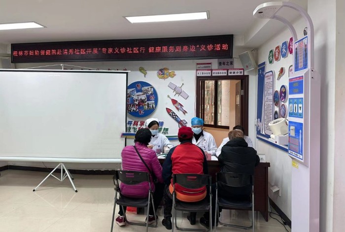 我院赴清秀社区开展“专家义诊社区行，健康服务到身边”暨“弘扬老年友善文化，关爱老年人健康”义诊活动