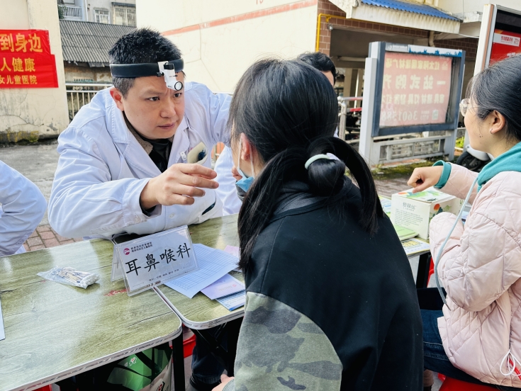 我院赴九华社区开展“专家义诊社区行，健康服务到身边”暨“弘扬老年友善文化，关爱老年人健康”义诊活动