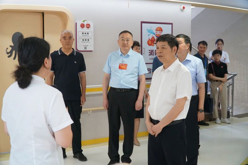 自治区政协副主席巫家世率视察团到桂林市妇幼保健院视察指导