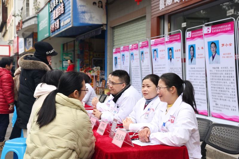 呵护“她”健康，热血共传递——桂林市妇幼保健院临桂分院举行大型义诊暨无偿献血活动