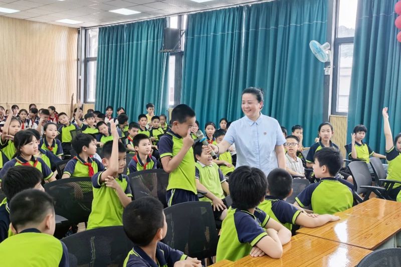关爱师生健康 传承劳模精神 | 桂林市妇幼保健院走进桂林市大风山一小开展“健康进校园，共迎儿童节”公益活动