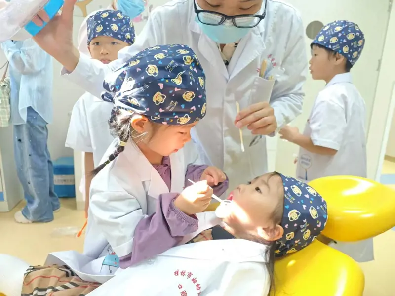 穿上白大褂，萌娃化身“护牙小卫士”：桂林市妇幼保健院“小小牙医体验日”活动圆满举办