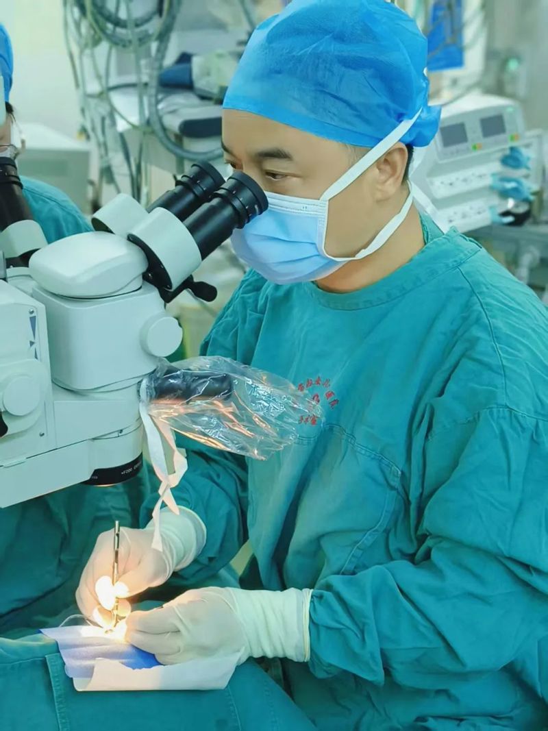 “2200度超高度近视+白内障+视网膜病变+弱视”？一次手术让他四十载模糊终得“拨云见日”